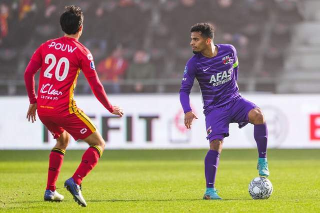 32岁内马尔沙特躺平 36岁莱万西甲拼命15场进17球